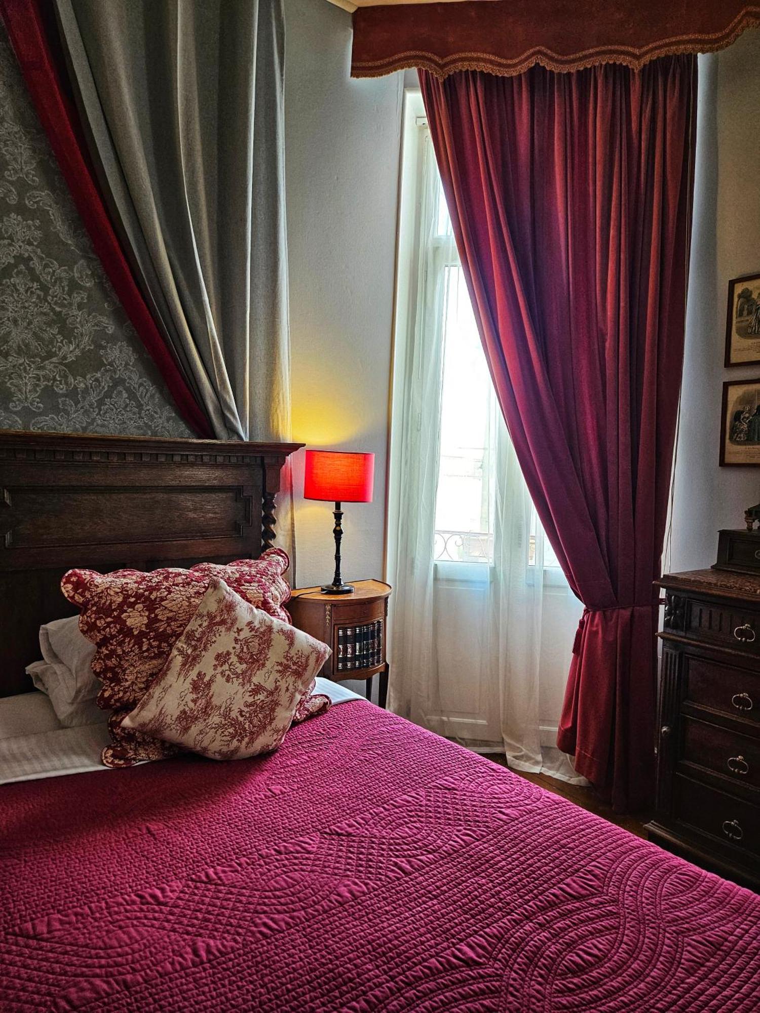 L'Entree Chambres D'Hotes Bar & Restaurant Castillonnès Exteriör bild